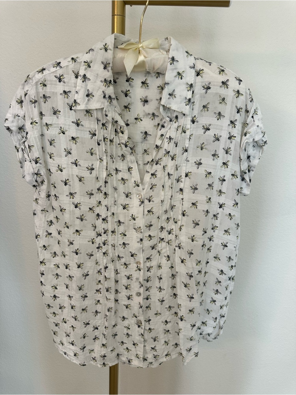 Women's White Bee Print Short-Sleeve Button Front Summer Top 🐝
